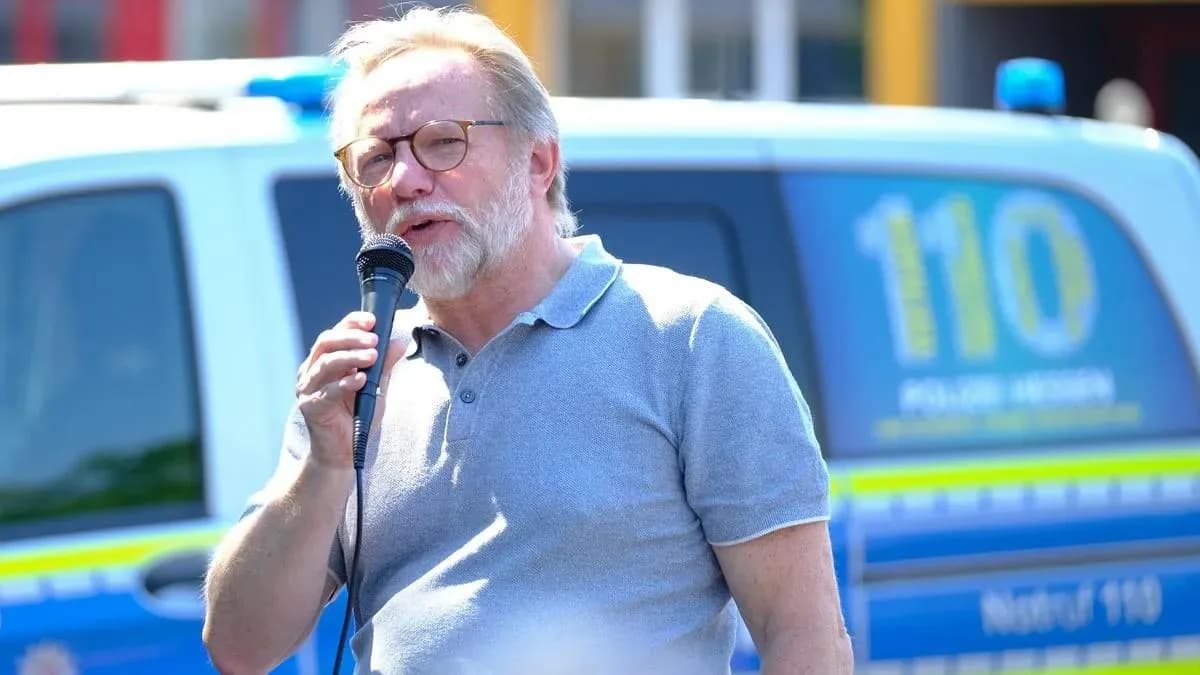 Dr. Heinz-Josef Kaum spricht bei der Kundgebung in Ziegenhain in ein Mikrofon.